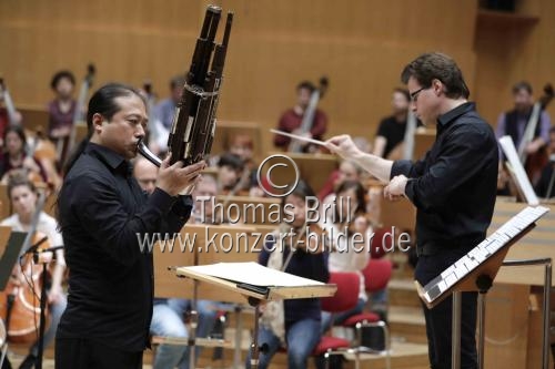 Chinesische Sheng-Spieler Wu Wei gastiert in Begleitungder Bamberger Symphoniker-Bayerische Staatsphilharmonie unter der Leitung des tschechischen Dirigenten Jakub Hrůša in der Philharmonie Köln (&copy; Thomas Brill)